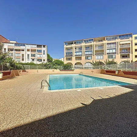 Apartment T1 Familial Avec Terrasse, Piscine, A 6 Min A Pied Et Aqualand A 2 Min Agde